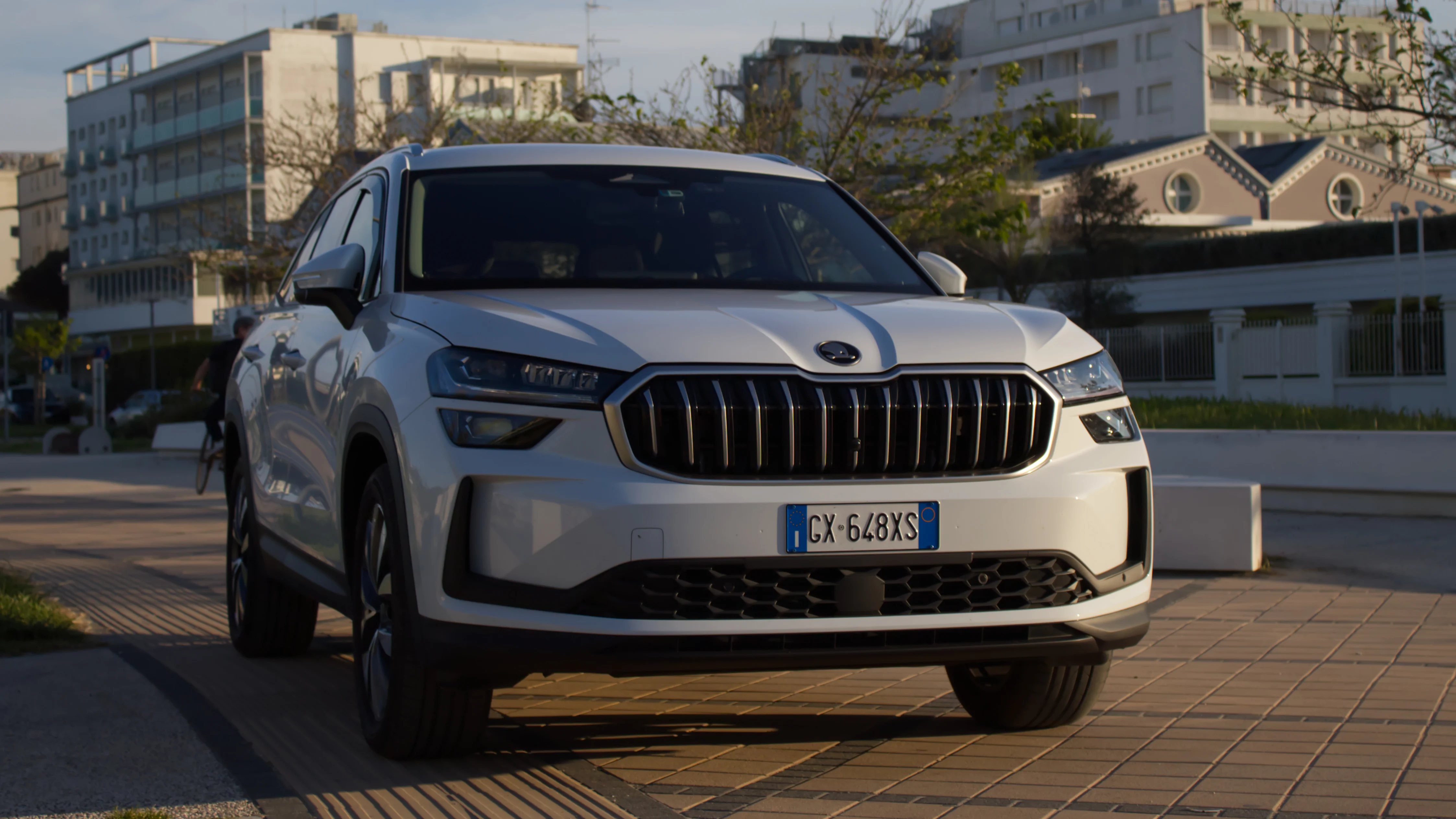 Macchina, interno, volante